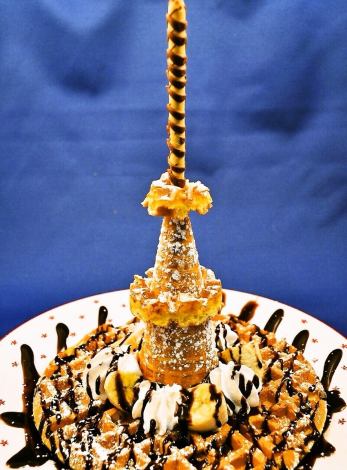 スカイツリーをモチーフにした自家製ワッフルはSNS映え必至！！チョコレートソースが甘くて美味しい♪