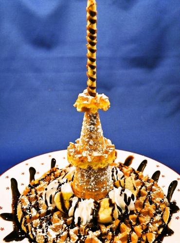 Homemade waffles with the Sky Tree motif are sure to look great on social media! The chocolate sauce is sweet and delicious♪