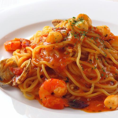 The rich sauce is the key to the taste! [Seafood tomato] eaten with springy fresh pasta is full of seafood such as shrimp and trabeculae