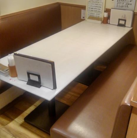 【人気のソファー席は早い者勝ち！！】ゆっくりと座れるソファー席は予約必須◎パーティーはもちろん友人同士の飲み会、女子会にも最適♪テーブル席は1席のみですのでお早めのご予約をお願いいたします！（店内最奥の大きいソファー席は4名様よりご利用可能）