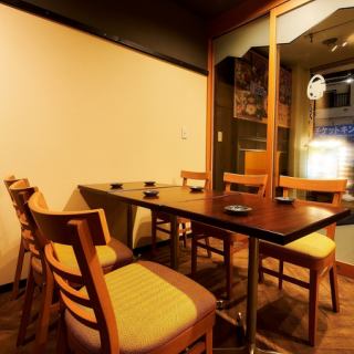 ●入口窓際テーブル席●【3～6名様】入り口すぐの黄色を基調にしたテーブル席。お隣のお客様との間にロールスクリーンございます。開放感あるお席です。