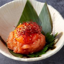 サーモンユッケ（醤油たれ）