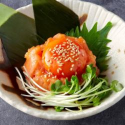 サーモンユッケ（塩だれ）