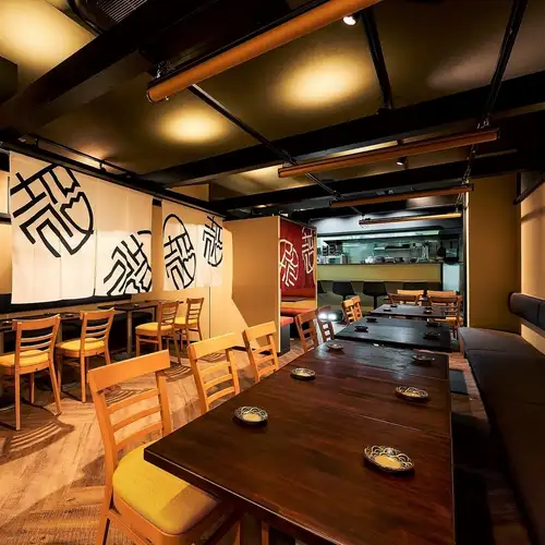 開放式餐桌用餐區擁有高挑的天花板，空間寬敞♪