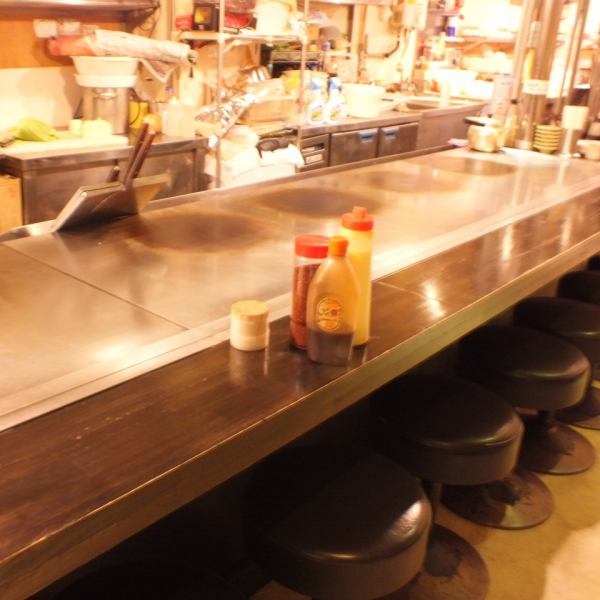 The counter is powerful full ◎ Enjoy iron plate cooking that is baked in front of you ♪