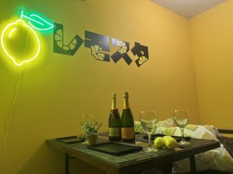 The store's logo has been designed to look great in photos with neon lights and bright yellow walls.Maximum capacity: 40 people! Can be reserved for 18 people or more! Perfect for large parties such as banquets, reunions, and family celebrations.