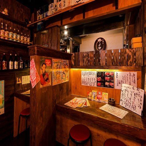 [Hand-made interior that makes use of wood grain and a retro Showa atmosphere are attractive] The inside of the store has an unpretentious and relaxing atmosphere, and the interior, which uses plenty of wood, is all handmade by the staff.Posters from the Taisho and Showa eras are posted all over the place, giving it a nostalgic feel.(No children allowed)