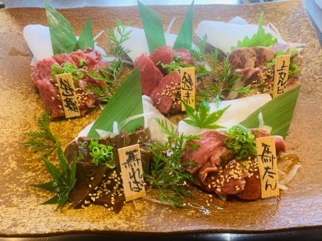 Fully equipped with coronavirus countermeasures and extremely comfortable.A retro bar for adults with a Showa feel where you can enjoy seasonal local fish and horse sashimi