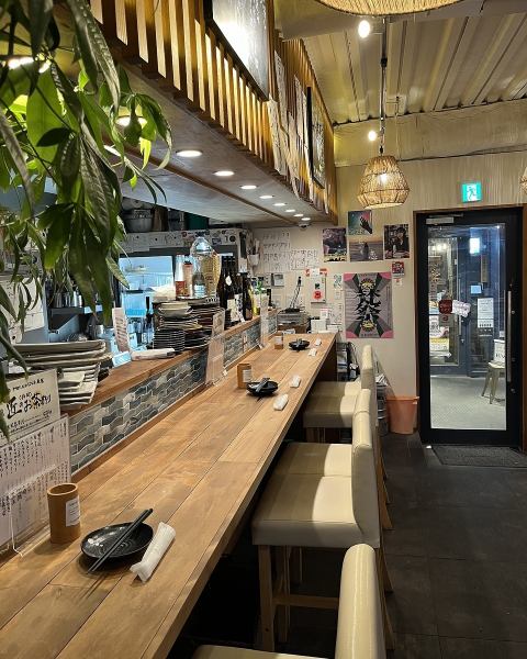 下北沢駅3分、下北沢の人気店［タナカたなか］の待望の2号店がOPEN！タナカたなかハナレは、1号店よりもちょっと大人な雰囲気を堪能できるお店です。調理の様子を目の前に楽しめるカウンター席と、眺めの良い開放感のあるテーブル席を構えた店内。居心地も良くゆったりと寛ぎながらお食事やお酒をお楽しみいただけます。