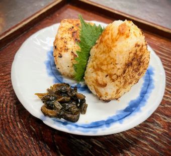 Spicy horse rice ball (2 pieces) / Grilled miso rice ball / 2 rice balls (plum, bonito flakes, salmon, kelp)