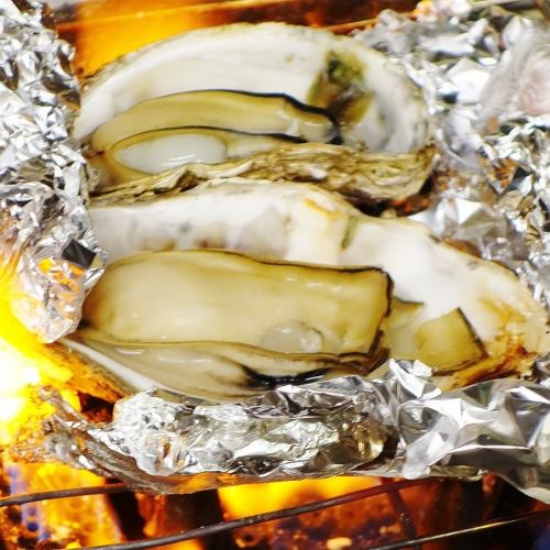 Kakichu's specialty!! Grilled oysters.Enjoy the aromatic steamed oysters in the shell.The dripping juice is also delicious!