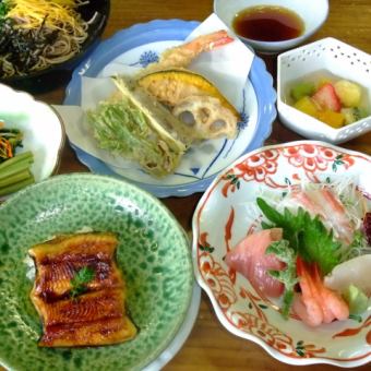 Kakichu的特色菜，多種套餐可選…（照片所示為烤鰻魚套餐）其他菜餚3500日元