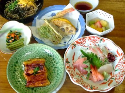 Kakichu的特色菜，多種套餐可選…（照片所示為烤鰻魚套餐）其他菜餚3500日元