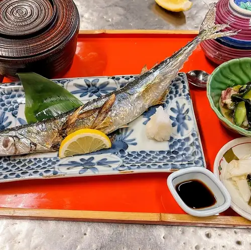 本月我們推出了一款豐盛的烤秋刀魚套餐。