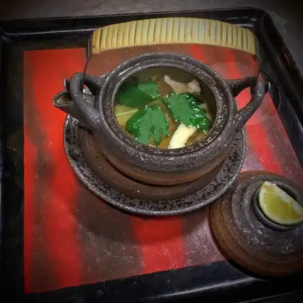 略显奢华的秋季套餐：7500日元，包括丰盛的刺身拼盘、松茸汤和一小碟牡蛎。