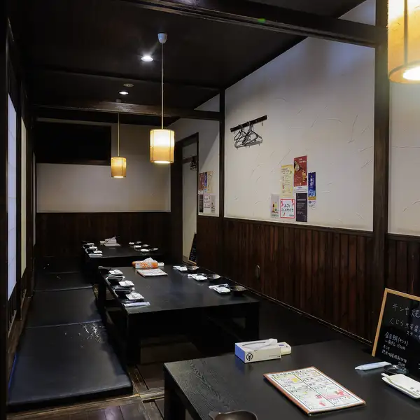 最大100名まで対応可能な広々とした店内は、テーブル席中心のゆったり配置で快適。大人数の会社宴会にも便利です。喫煙席と禁煙席を完全分離し、別館は全席禁煙。お子様連れにも安心の環境です。空気の流れを気にせず過ごせるのも魅力で、会食や各種集まりに幅広く活用できます。