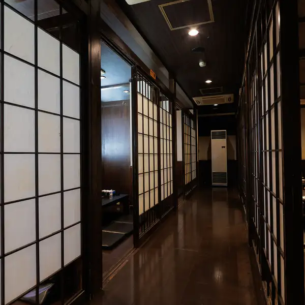 落ち着いた店内は、喫煙席と禁煙席を完全分離。別館は全席禁煙でお子様連れにも安心です。個室対応も可能で、プライベートな時間を過ごしたい方におすすめ。お子様歓迎の配慮と快適な空間づくりで、幅広いシーンに対応します。ゆったり食事を楽しめる落ち着いた雰囲気が広がり、家族や仲間との食事にも便利です。