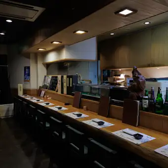 カウンター席8席ご用意ございます。お一人様～少人数でのご利用に◎チョイ飲みにもおすすめ！