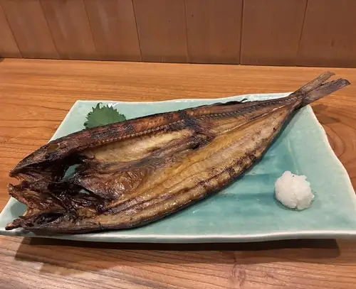 香ばしく焼き上げたお魚は皮目パリッと身はふっくら食感の一品です。