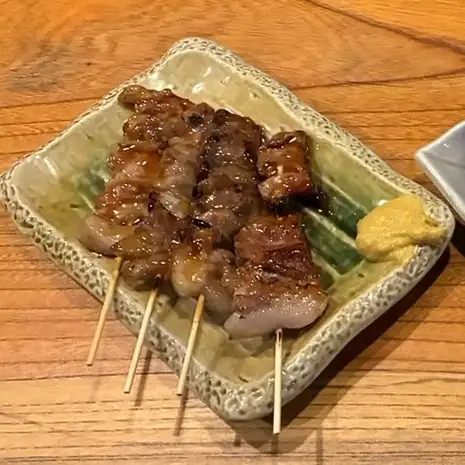 大人気メニュー!お酒が進む旨さ♪香ばしくジューシーに焼き上げた豚串。たれと塩があります。