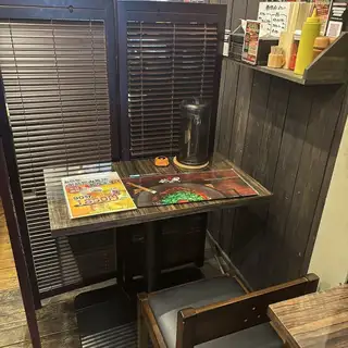 まるで隠れ家のように佇む、2名掛けのテーブル席が1卓。パーテーションが周囲の視線を遮ってくれるため、プライベート空間を大切にしながらご飲食を楽しめるのが特徴です◎デート利用にぴったりなお席で広島の名物料理を堪能するなら、嬉しいドリンク付きの「お得な広島名物セット」がおすすめ♪