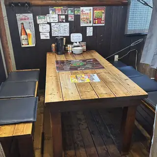ご友人同士の飲み会やご家族様の食事会、女子会などに打って付けの7名掛けテーブル席のご用意も◎熱々のお好み焼きをはじめとする、当店の焼きそばや鉄板料理はお子様にも大人気のメニューばかり♪美味しい料理とドリンクを囲んで、和やかな団らんをお楽しみください！