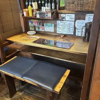 全7席ご用意しているカウンター席は、おひとり様がしっぽりとご利用できる他、肩を並べてご飲食を楽しむデート利用にもぴったり♪ご夫婦やカップル、ご友人同士など、少人数のお集まりにも丁度良いお席です◎また、お昼時間帯も営業しておりますので、休憩中の方や主婦の方々のランチにも重宝されております！