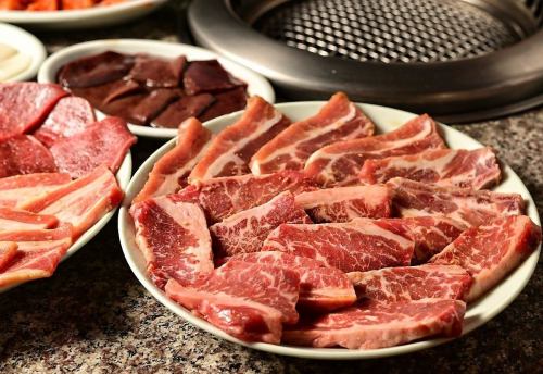 こだわりの手切り！分厚い肉に絡むタレが絶品♪
