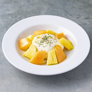 季節の果物とブラータチーズ