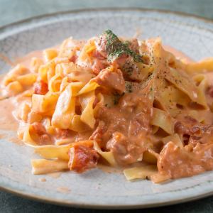 オマール海老のトマトクリームパスタ
