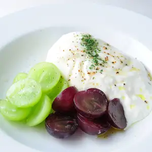 季節の果物とブラータチーズ