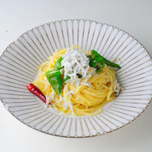 Oil pasta with whitebait and Manganji peppers
