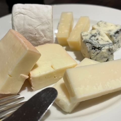 Assortment of 5 kinds of cheese