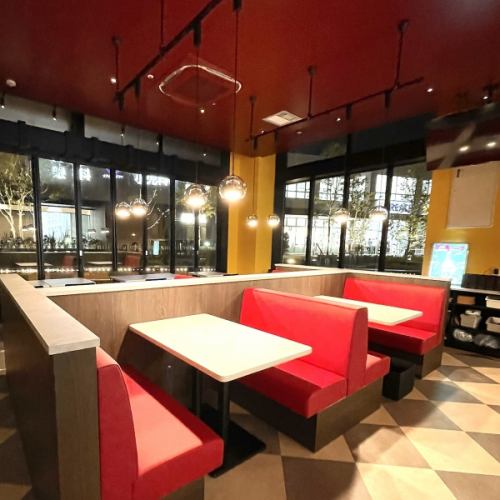 開放的でオシャレな内装♪大人数宴会もみんなでワイワイ