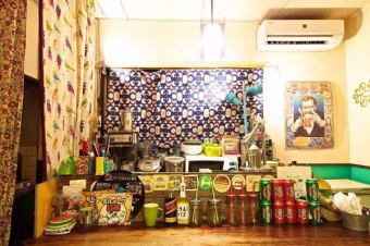The counter has a retro atmosphere.There are nostalgic sweets here and there, so please look for them.