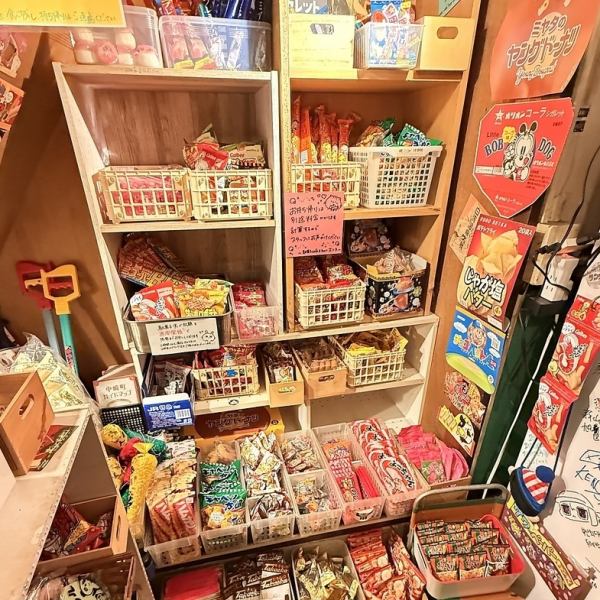 100種類の駄菓子が最大6時間、800円で好きなだけ食べ放題。レトロな灯りに包まれて、子どもの頃のワクワクが一気によみがえる。エンスは“心をゆるめる場所”。忙しさを忘れて、思いきり遊んでいってください。