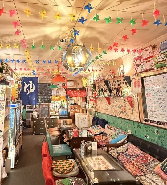 女子会やデートにもぴったりのかわいくて、落ち着ける店内の雰囲気♪「これなに!?」となるような小物にレトロなソインテリア。100種類以上の駄菓子を肴に乾杯しましょう♪もちろん,男同士でボードゲームや友達同士,おひとり様も大歓迎です。