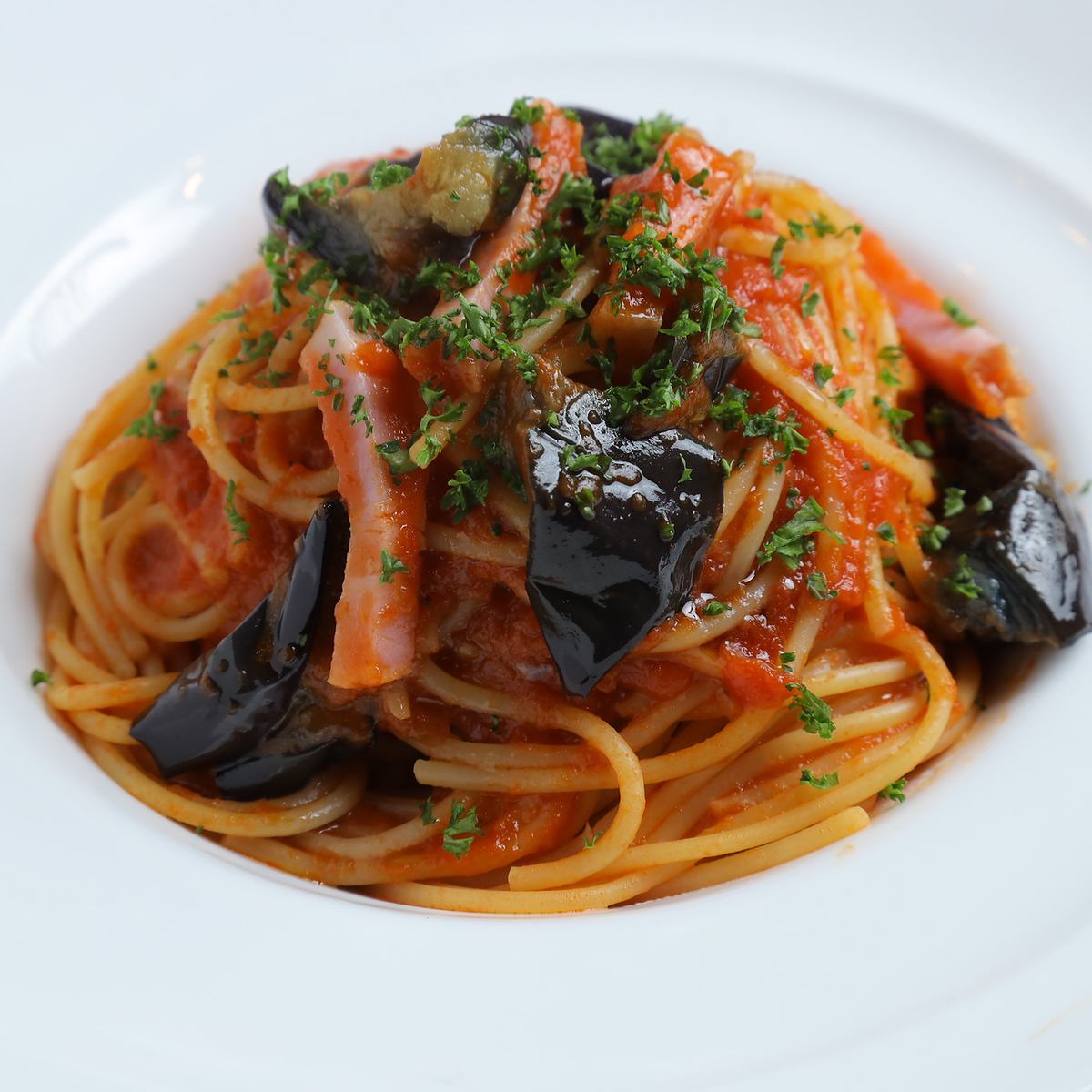 We offer plate lunch of pasta, meat and fish from 900 yen ♪