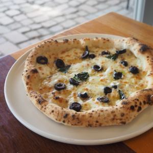 anchovy and olive pizza