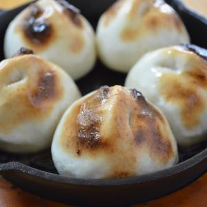 Black pork gravy "oven-baked" gyoza dumplings