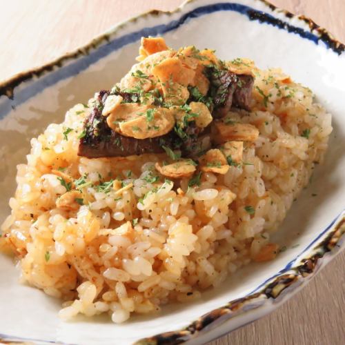 【一度食べたら止まらない】食べ過ぎ注意のやみつき「鹿肉のガリバタライス」