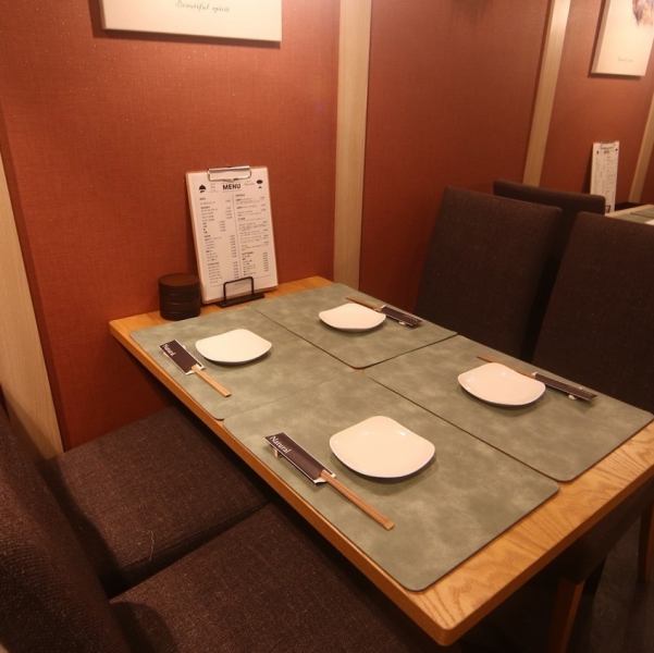 約會時,餐廳設有可容納 2 至 4 人的餐桌。當然,我們有各種各樣的菜餚,即使您一個人也可以輕鬆享用!薄野/約會/櫃檯/女生之夜/宴會/私人派對/遊戲/肉/居酒屋