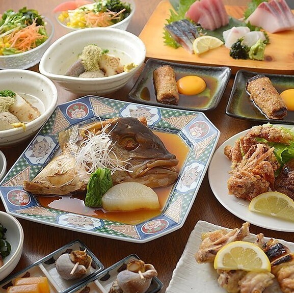 炭火焼き鳥と出汁おでんを堪能できる居酒屋。完全個室や掘りごたつ席を用意