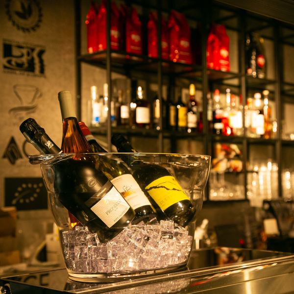 開放感溢れる落ち着いた店内は、居心地抜群のおしゃれな空間。ディナータイムや夜のカフェタイムにも是非ご利用ください。