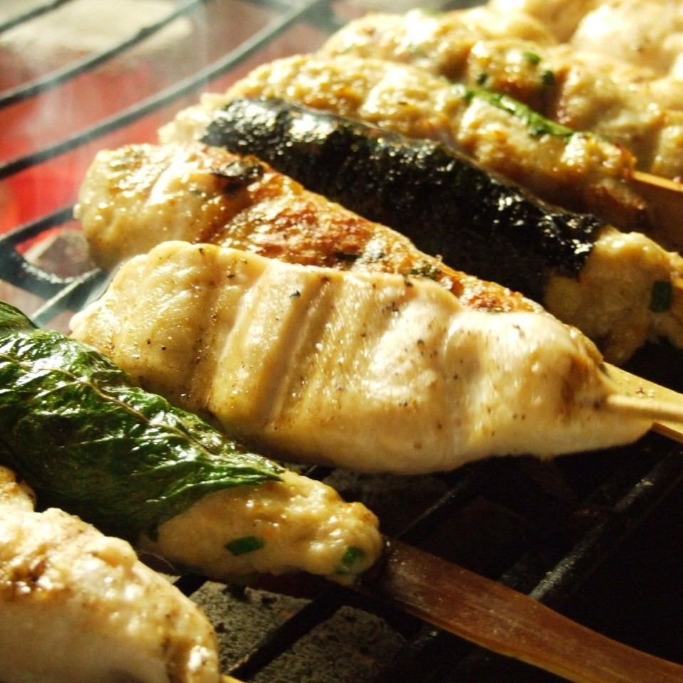工匠制作的烤鸡肉串是鸟太郎的人气菜品！1个187日元起