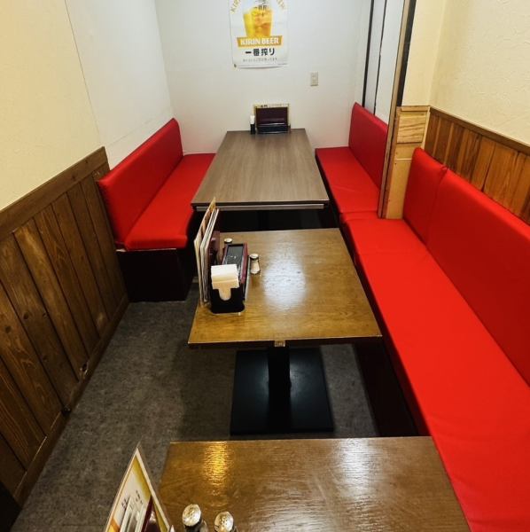 《宴会利用や貸切も大歓迎です！》店内は広々としておりパーティーや2次会などの目的に合わせてご利用頂けます！テーブル席は少人数も◎柔らかな光に包まれる照明の中、静かに本場の音楽が流れる店内は雰囲気も最高ですお♪まったりと過ごせる居心地よい空間も魅力です！
