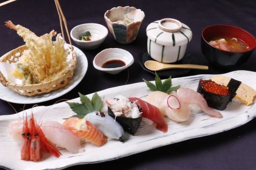 Exquisite sushi and tempura set meal
