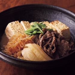 黒毛和牛のすじ肉と吟醸豆腐の煮込み