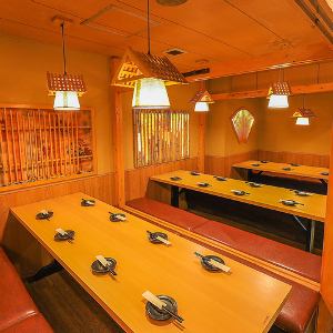 和の赴き溢れる席でゆっくりと時が流れるのをお楽しみくださいませ。間接照明と和の装飾の数々が上質な大人の空間を演出しております！多種多少なお席をご用意しておりますので誰と来ても何度来てもお楽しみいただけます♪◎