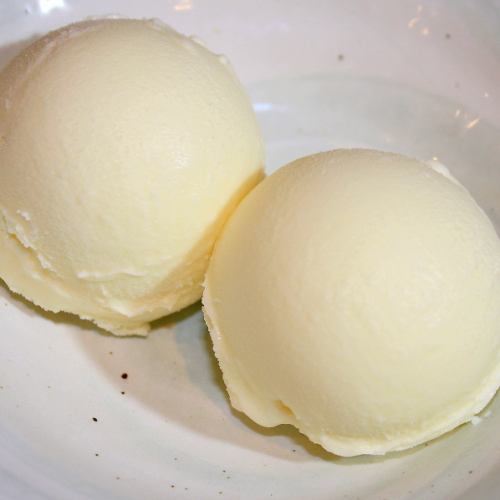 Standard vanilla ice cream/seasonal sorbet *Contents change depending on the season